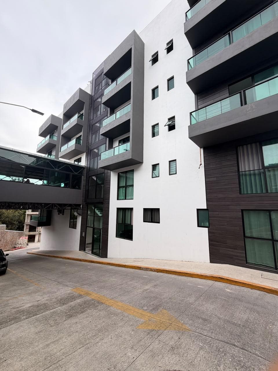 Fachada del edificio Residencial Antares, donde está el despacho.