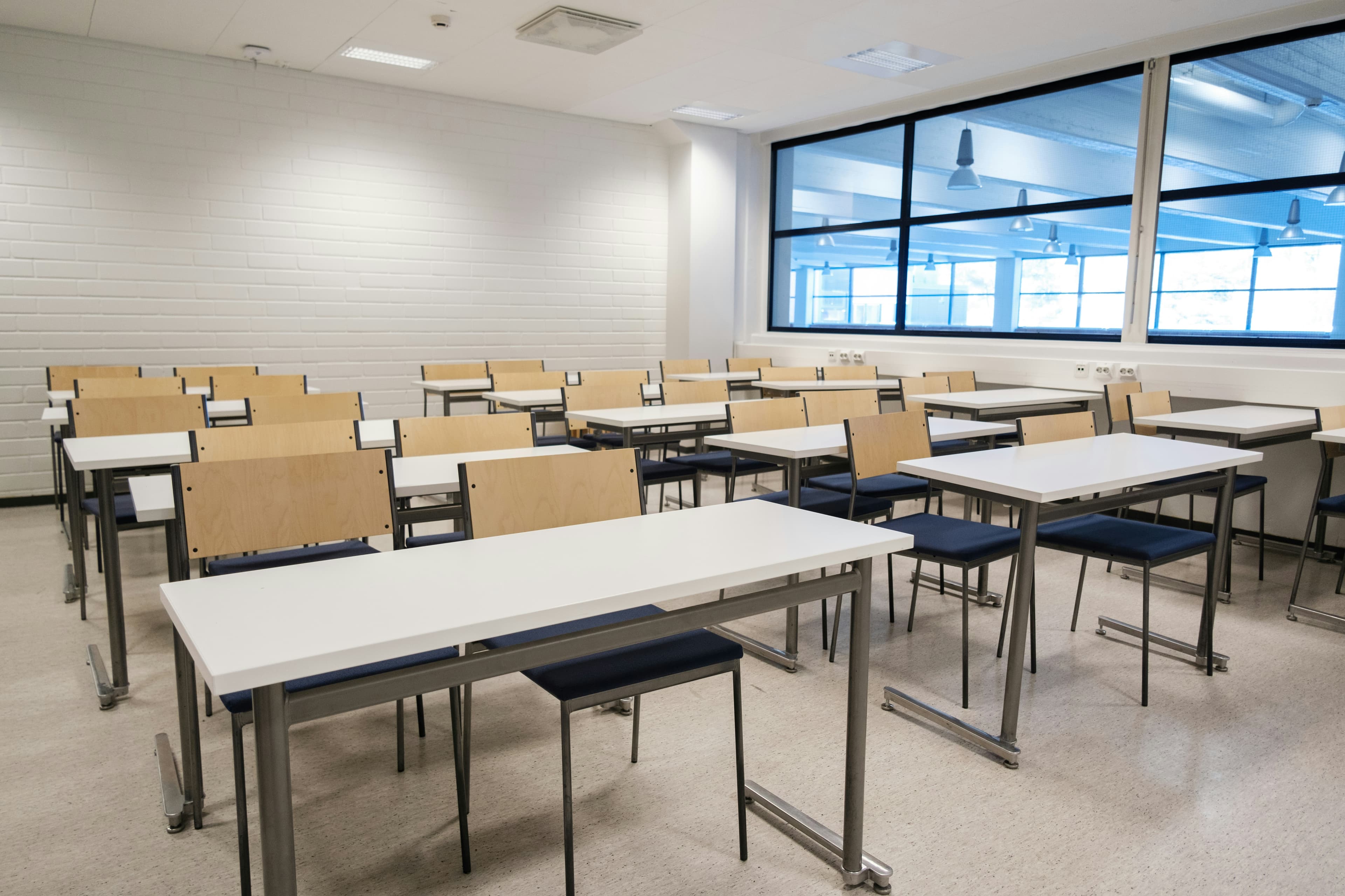 Estudiantes en un aula universitaria.